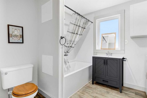 10320 105 Avenue, Hythe, AB - Indoor Photo Showing Bathroom