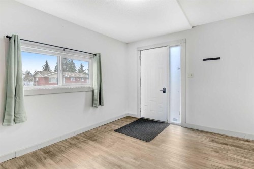 10320 105 Avenue, Hythe, AB - Indoor Photo Showing Other Room