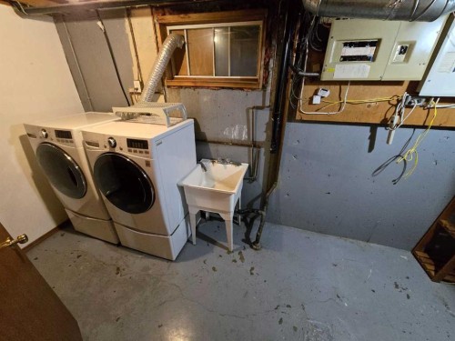 8602 95 Street, Peace River, AB - Indoor Photo Showing Laundry Room