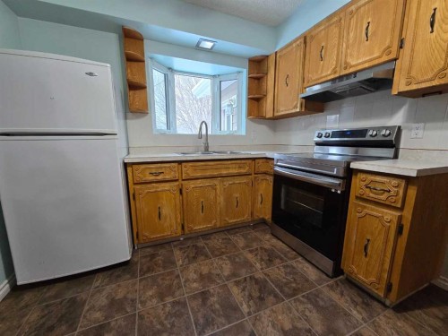 8602 95 Street, Peace River, AB - Indoor Photo Showing Kitchen With Double Sink