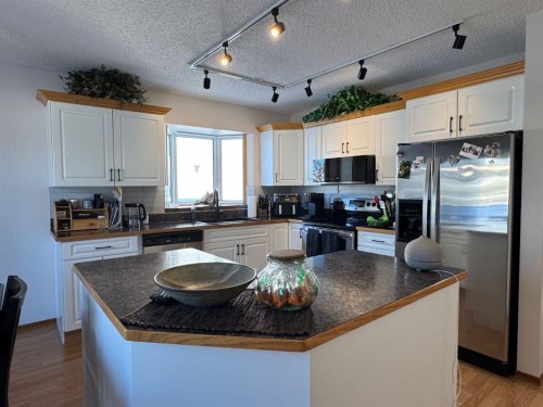 11608 106 Avenue, Fairview, AB - Indoor Photo Showing Kitchen With Double Sink