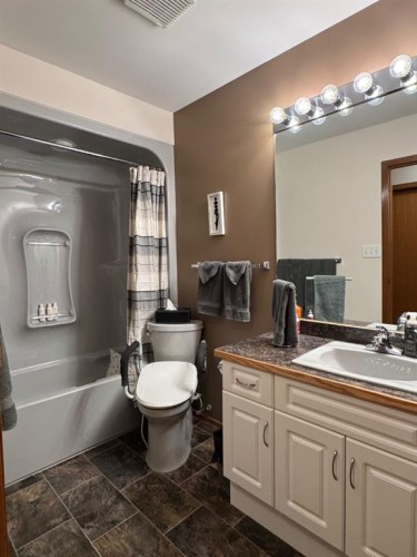 11608 106 Avenue, Fairview, AB - Indoor Photo Showing Bathroom