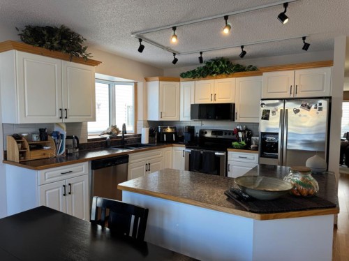11608 106 Avenue, Fairview, AB - Indoor Photo Showing Kitchen With Double Sink
