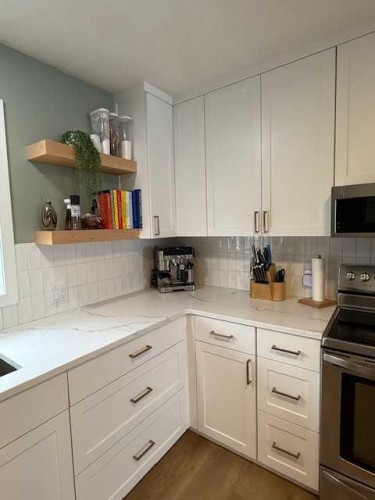 27 Bison Crescent, High Level, AB - Indoor Photo Showing Kitchen