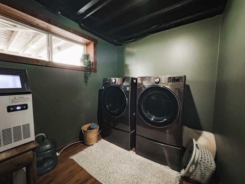 9606 107, La Crete, AB - Indoor Photo Showing Laundry Room