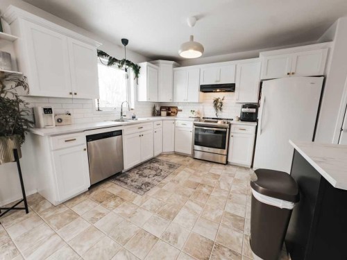 9606 107, La Crete, AB - Indoor Photo Showing Kitchen