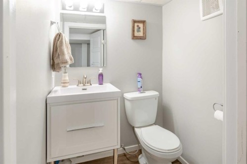 9709 102 Avenue, Clairmont, AB - Indoor Photo Showing Bathroom