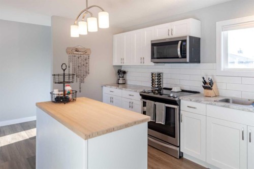 9709 102 Avenue, Clairmont, AB - Indoor Photo Showing Kitchen With Upgraded Kitchen