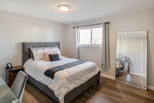 9709 102 Avenue, Clairmont, AB - Indoor Photo Showing Bedroom
