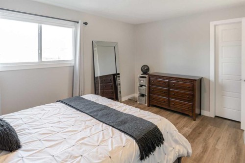 9709 102 Avenue, Clairmont, AB - Indoor Photo Showing Bedroom