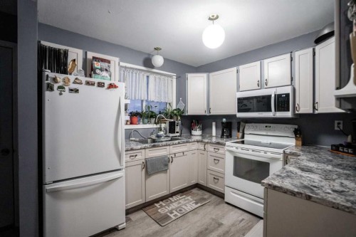 4301 50 Ave, Grimshaw, AB - Indoor Photo Showing Kitchen