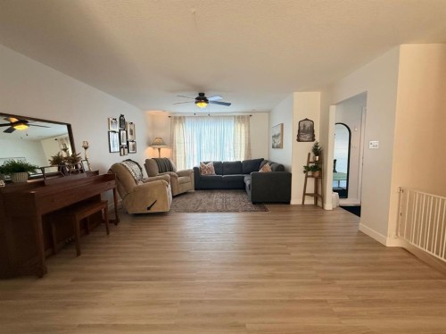 11101 104A Ave, La Crete, AB - Indoor Photo Showing Living Room