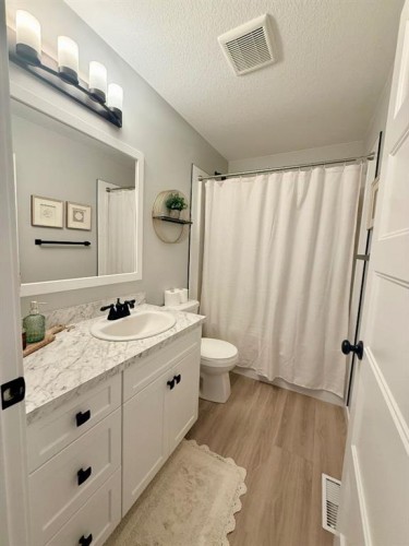 11101 104A Ave, La Crete, AB - Indoor Photo Showing Bathroom