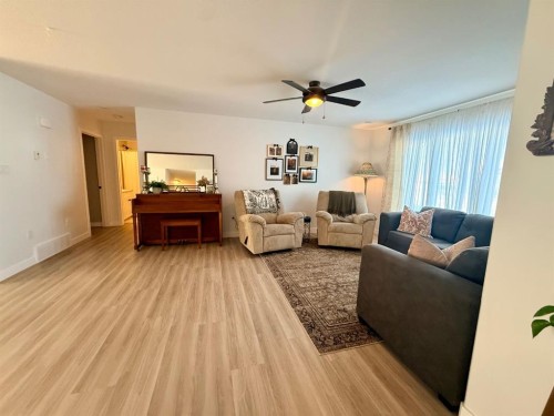 11101 104A Ave, La Crete, AB - Indoor Photo Showing Living Room