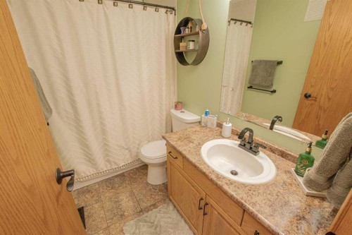 7610 106A Street, Grande Prairie, AB - Indoor Photo Showing Bathroom