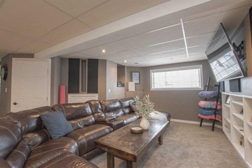 7610 106A Street, Grande Prairie, AB - Indoor Photo Showing Living Room