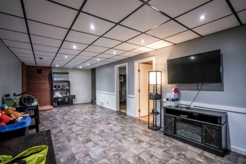 8322 95 St, Peace River, AB - Indoor Photo Showing Bedroom