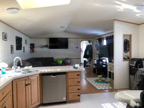 3 Dewberry Road, High Level, AB - Indoor Photo Showing Kitchen