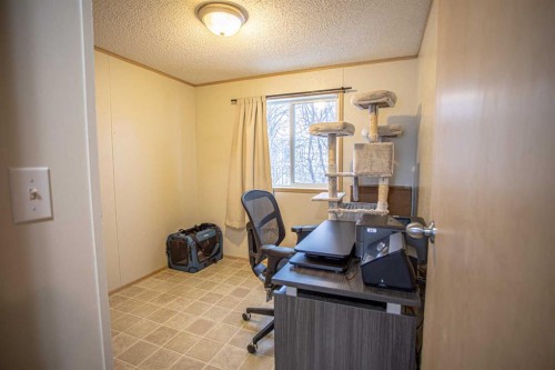15 Dewberry Road, High Level, AB - Indoor Photo Showing Office