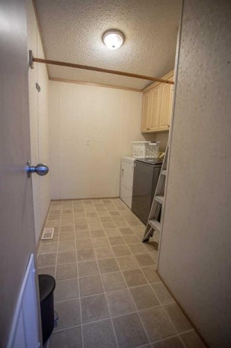 15 Dewberry Road, High Level, AB - Indoor Photo Showing Laundry Room