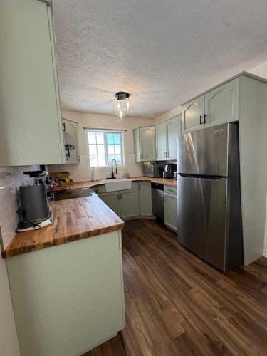 4 Boyer Close, High Level, AB - Indoor Photo Showing Kitchen