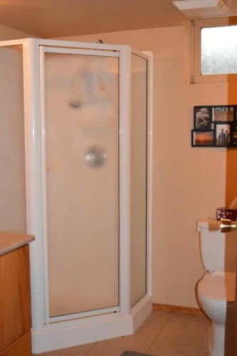 9714 77 Avenue, Peace River, AB - Indoor Photo Showing Bathroom