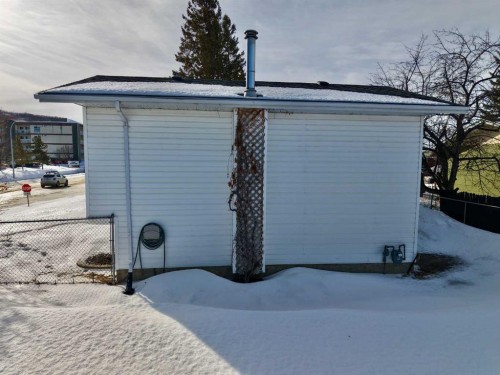 9714 77 Avenue, Peace River, AB - Outdoor