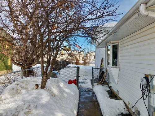 9714 77 Avenue, Peace River, AB - Outdoor