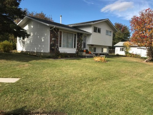 9714 77 Avenue, Peace River, AB - Outdoor