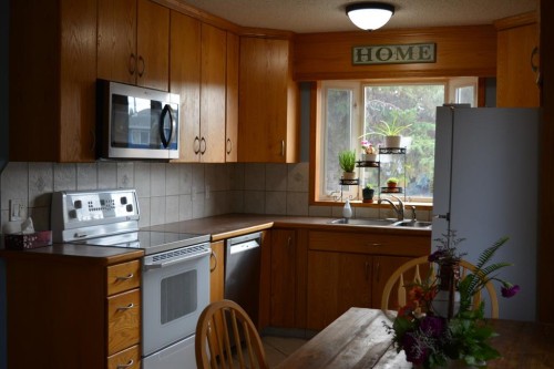 9714 77 Avenue, Peace River, AB - Indoor Photo Showing Kitchen With Double Sink