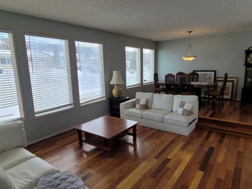 7110 99A Street, Peace River, AB - Indoor Photo Showing Living Room
