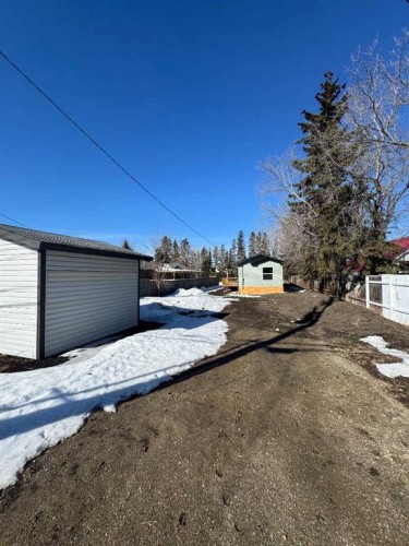 816 5Th Avenue, Beaverlodge, AB - Outdoor