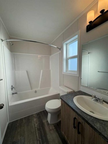 816 5Th Avenue, Beaverlodge, AB - Indoor Photo Showing Bathroom