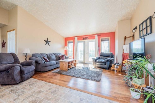 734082B Range Road 51, Sexsmith, AB - Indoor Photo Showing Living Room
