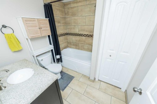 734082B Range Road 51, Sexsmith, AB - Indoor Photo Showing Bathroom