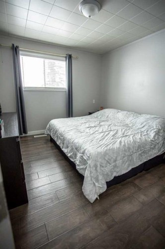 10011 100 Street, High Level, AB - Indoor Photo Showing Bedroom
