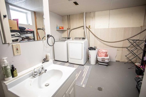 10011 100 Street, High Level, AB - Indoor Photo Showing Laundry Room