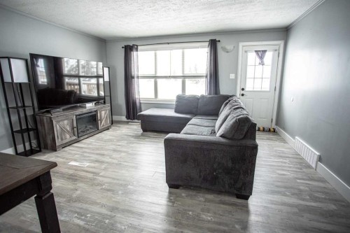 10011 100 Street, High Level, AB - Indoor Photo Showing Living Room
