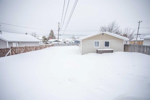 10011 100 Street, High Level, AB - Outdoor