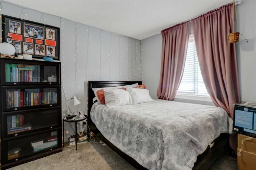9515B 112 Avenue, Clairmont, AB - Indoor Photo Showing Bedroom