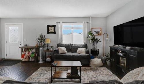 9515B 112 Avenue, Clairmont, AB - Indoor Photo Showing Living Room
