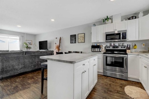 9515B 112 Avenue, Clairmont, AB - Indoor Photo Showing Kitchen