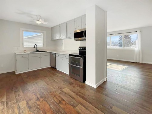 10250 97Th Avenue, Grande Cache, AB - Indoor Photo Showing Kitchen