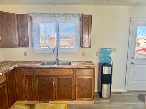 116 Central Avenue Nw, Falher, AB - Indoor Photo Showing Kitchen With Double Sink