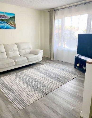 116 Central Avenue Nw, Falher, AB - Indoor Photo Showing Living Room