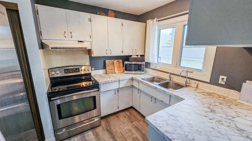 69565 Range Road 65, Grovedale, AB - Indoor Photo Showing Kitchen With Double Sink