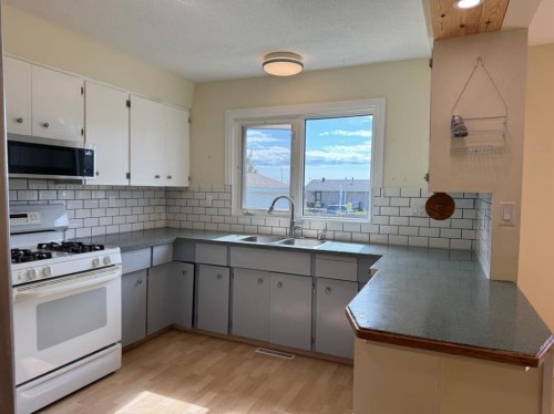 11721 103 Avenue, Fairview, AB - Indoor Photo Showing Kitchen With Double Sink