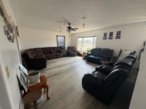 10202 99 Ave, La Crete, AB - Indoor Photo Showing Living Room