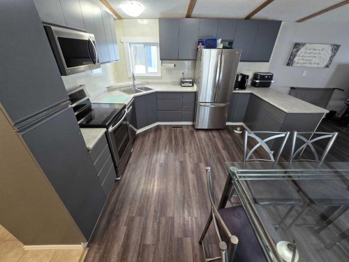 5206 55 Avenue, Grimshaw, AB - Indoor Photo Showing Kitchen