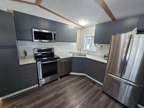 5206 55 Avenue, Grimshaw, AB - Indoor Photo Showing Kitchen With Double Sink
